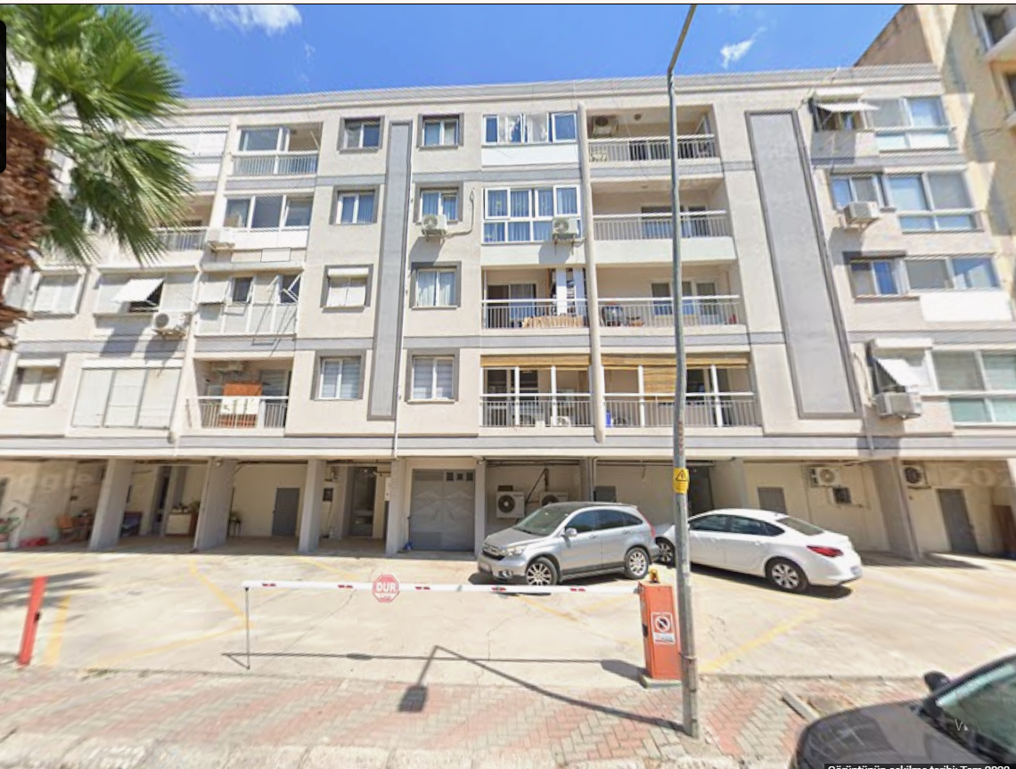 İzmir Karşıyaka Bostanlı Mahallesi 1807. Sokak C**** Apartmanı